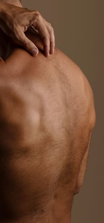 Férfi lézeres szőrtelenítés előtt. végleges szőrtelenítés férfiaknak ár